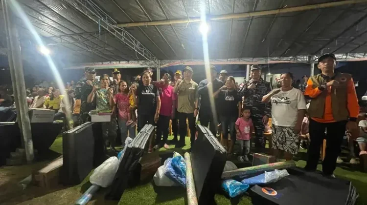 Bupati Sangihe Tinjau Korban Gempa di Marore dan Salurkan Bantuan