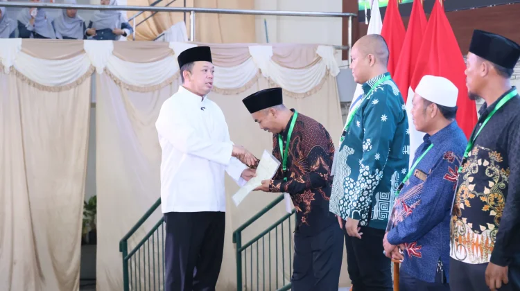 Nusron Wahid Serahkan Sertipikat Wakaf Sambut 1 Muharam 1448 H