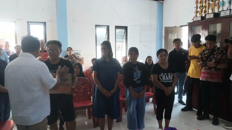 Plt. Bupati Sitaro Serahkan Bantuan Logistik bagi Korban Bencana Hidrometeorolog