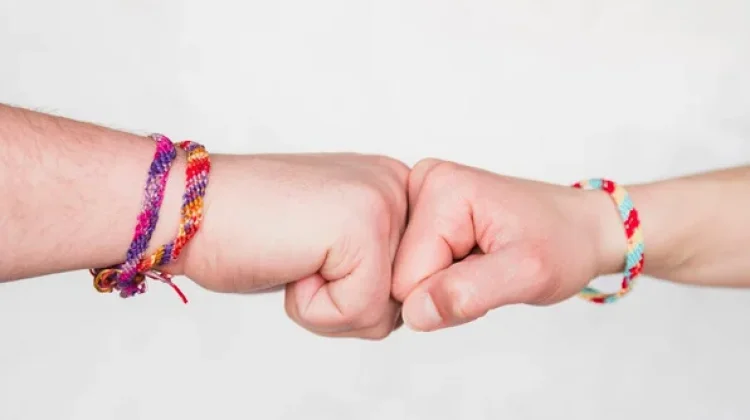 Gelang Tali Warna Diminati Berbagai Kalangan