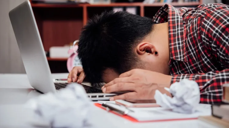 Kebiasaan Tertidur Depan Laptop Berdampak Buruk