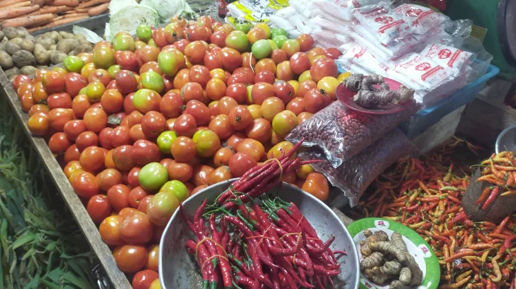 Harga Cabai, Bawang, dan Tomat Turun di Pasar Towo'e Tahuna