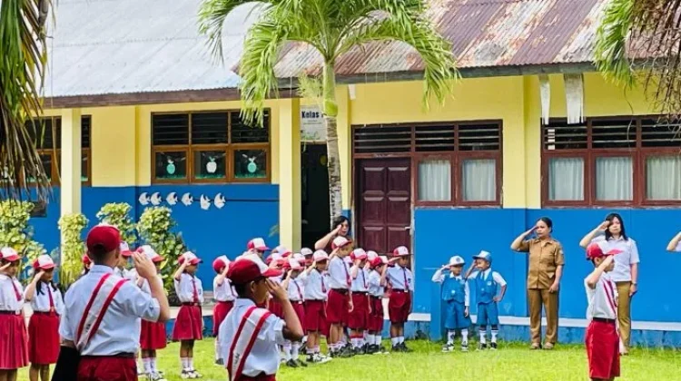 Upacara Bendera Tandai Hari Pertama Sekolah di SD Katolik Spes Patriae Manganitu