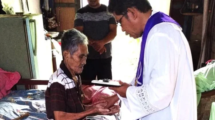 Pastor Paroki Kunjungi Umat dan Layani Sakramen Pengurapan Orang Sakit