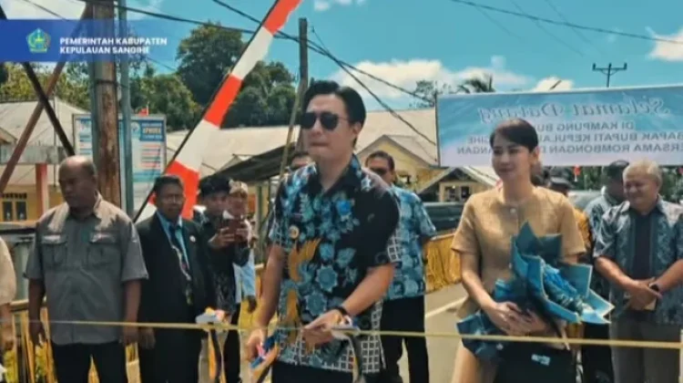 Hadiri HUT Jemaat Bupati Resmikan Jalan Lesabe Bukide