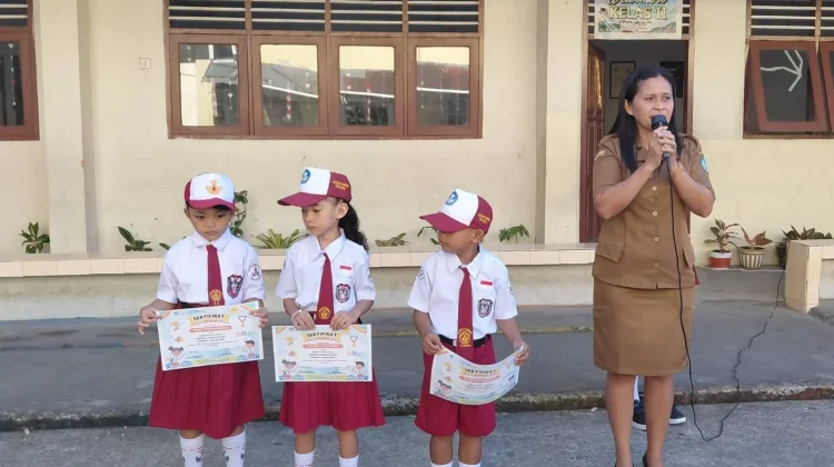 SD Katolik St. Agustinus Serahkan Sertifikat MPLS kepada Murid Baru