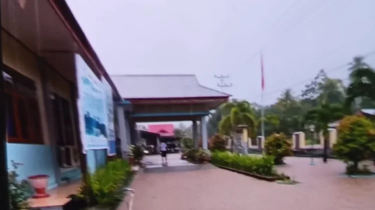 Luapan Sungai Rendam SMA Negeri 1 Tamako dan Rumah Dinas