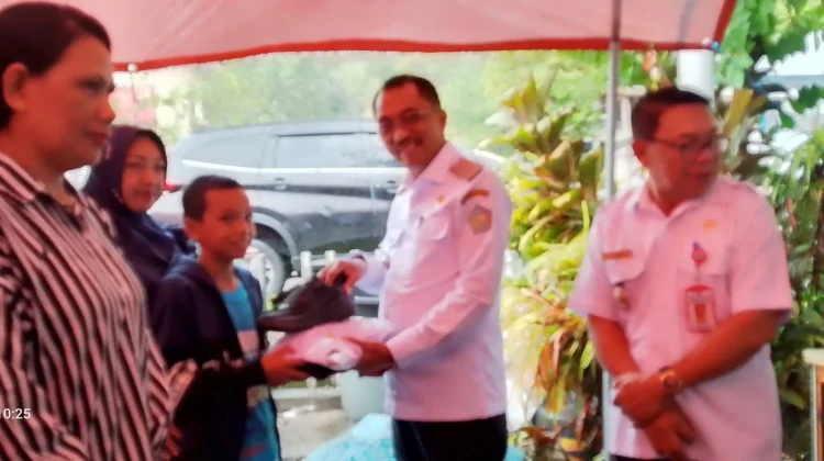 Kemensos RI Berikan Bantuan bagi Masyarakat Rentan Miskin di Sangihe