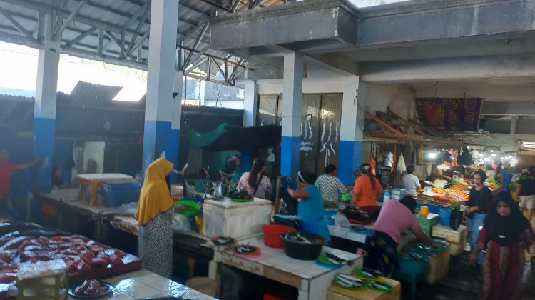 Cuaca Buruk, Harga Ikan di Pasar Towo’e Tahuna Naik
