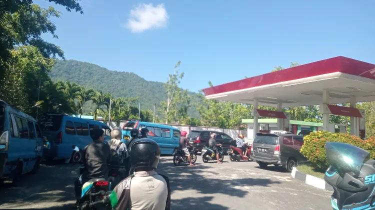 Antrian Panjang Kendaraan di SPBU imbas Gangguan Jaringan