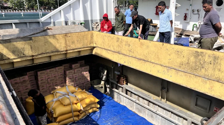 Jamin Ketersediaan Pangan, Pasokan Beras dan Minyak Goreng Bulog Tiba di Sangihe