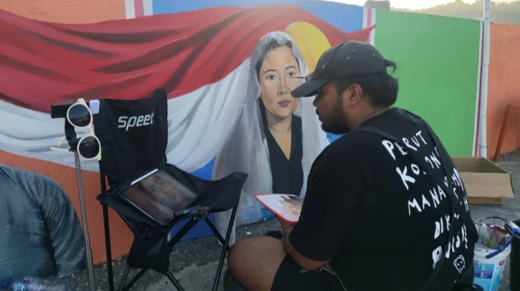 Seniman Kevin Percantik Boulevard Tidore dengan Mural Perjuangan
