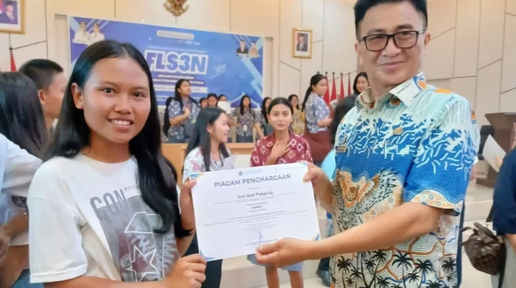 Siswi SMA N 1 Tatoareng Juara 1 Seni Kriya Sulut Melaju ke Nasional