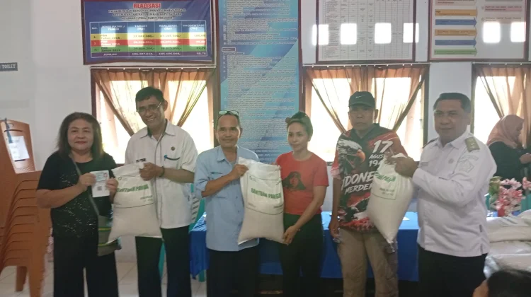 Masyarakat Kurang Mampu Kelurahan Tona 2 Dapat Bantuan Beras