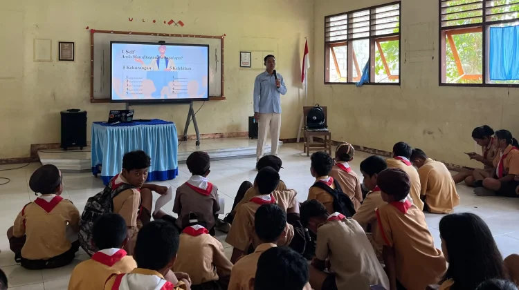 Victor Takarasel Bekali Siswa SMPN 4 Tabukan Selatan Public Speaking