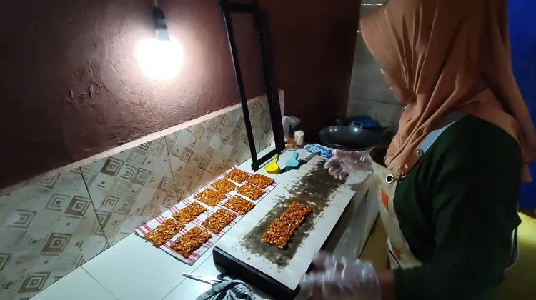 Halua Kenari, Kuliner Tradisional Kampung Mala yang Tetap Bertahan Turun-Temurun