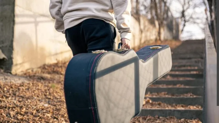 Sarung Gitar, Pelindung Alat Musik saat Dibawa