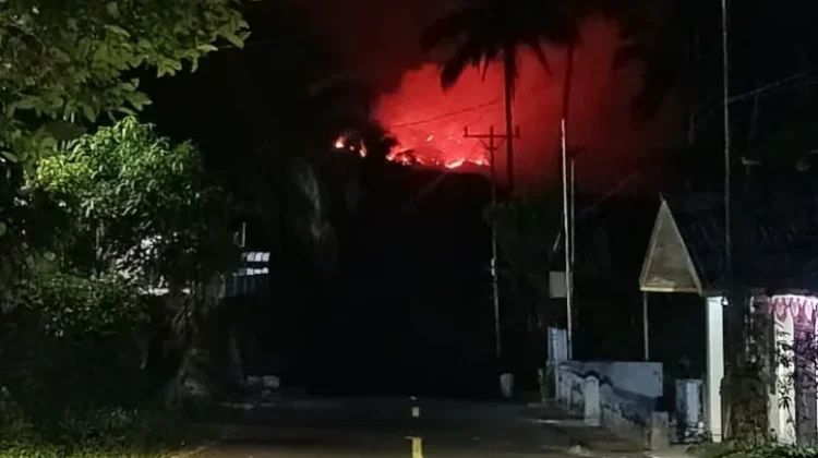 Titik Api Gunung Awu Berjarak 4 Kilometer dari Permukiman, Warga Tetap Tenang