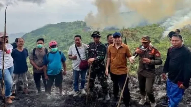 Menembus Medan Terjal, Bupati Sangihe Pantau Kebakaran Gunung Api Awu