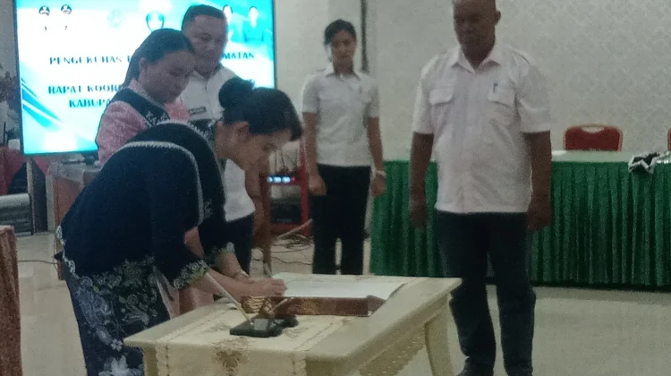 Ketua TP-PKK Soeyoenus Lantik Tujuh Bunda Paud Kecamatan