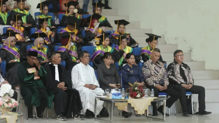 Pastor Paroki Tahuna Hadiri Wisuda Polnustar, Dukung Dunia Pendidikan