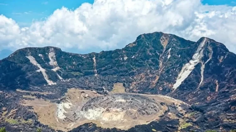 Gunung Api Awu Sangihe Pasca Kebakaran Masih Berstatus Level II Waspada
