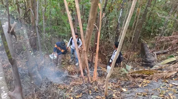 Tim Karhutla Polres Sangihe Padamkan Api Gunung Awu