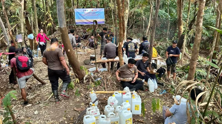 Tim Karhutla Sangihe Angkut Air untuk Padamkan Api Gunung Awu