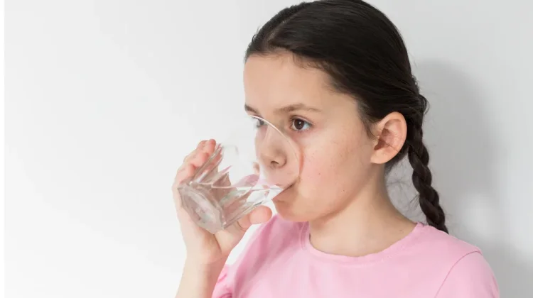 9 Cara Orang Tua Biasakan Anak Rajin Minum Air Putih Setiap Hari