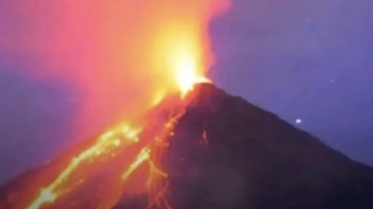 Gunung Api Karangetang Terus Keluarkan Suara Gemuruh