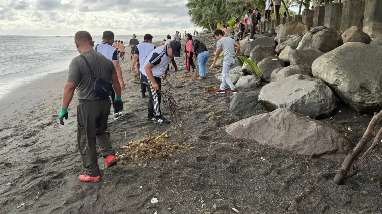 Gerakan Indonesia ASRI Bersihkan Pantai Enemawira