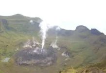 Waspada, Gunung Awu Terus Keluarkan Asap