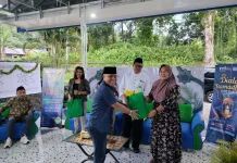 Direktur Perumda Ake U Banua Serahkan Hadiah