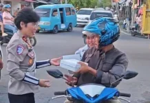 Satlantas Berbagi Takjil  Pengguna Jalan di Bulan Ramadhan