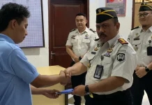 Kalapas Tahuna Serahkan Langsung Premi Kerja Warga Binaan