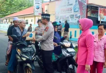 Polres Sangihe Bagikan 100 Paket  Taqjil diDepan Mapolres