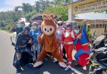 SPPG Tahuna Barat Berikan MBG Pakai Kostum Unik