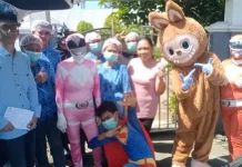 SPPG Tabar Berikan MBG bagi Anak-anak Pakai Kostum Power Rangers
