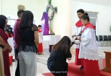 Jumat Agung Umat   Tunduk  Diri dalam Penghormatan Salib