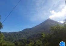 Bola Api Warnai  Gunung Karangetang di Pulau Siau