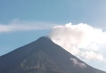 Gunung Karangetang Kembali  Keluarkan Asap Putih