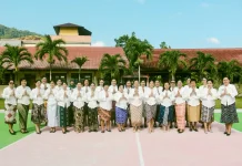 Peringati Hari Kartini, Guru SMK 2  Tahuna Gunakan Kebaya