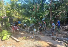 TNI AD dan Warga Bangun Jalan Setapak Kampung Sesiwung