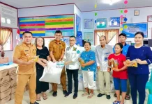 Warga Kurang Mampu Tona II Terima Bantuan Pangan