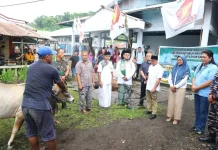 Plt Bupati Sitaro Serahkan Hewan Kurban Bantuan Presiden di Tagulandang