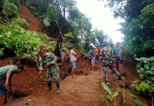 Longsor Tutup Akses Jalan Pusunge Lenganeng
