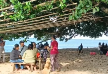 Libur Akhir Pekan, Pantai Pananualeng Menjadi Pilihan Rekreasi Keluarga