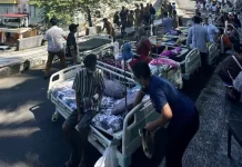 Pasien RSD Liun Kendage Dievakuasi ke Halaman Rumah Sakit