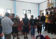 Plt. Bupati Sitaro Serahkan Bantuan Logistik bagi Korban Bencana Hidrometeorolog