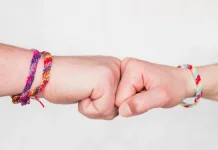 Gelang Tali Warna Diminati Berbagai Kalangan